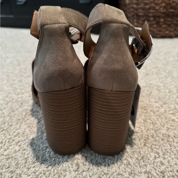 Women’s heels new with tags - Picture 3 of 3